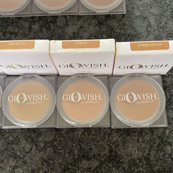 Huda GLOWISH Smoothing Breathable Luminous Pressed Powder 11 shades NEW☀️☀️ - Picture 5 of 8